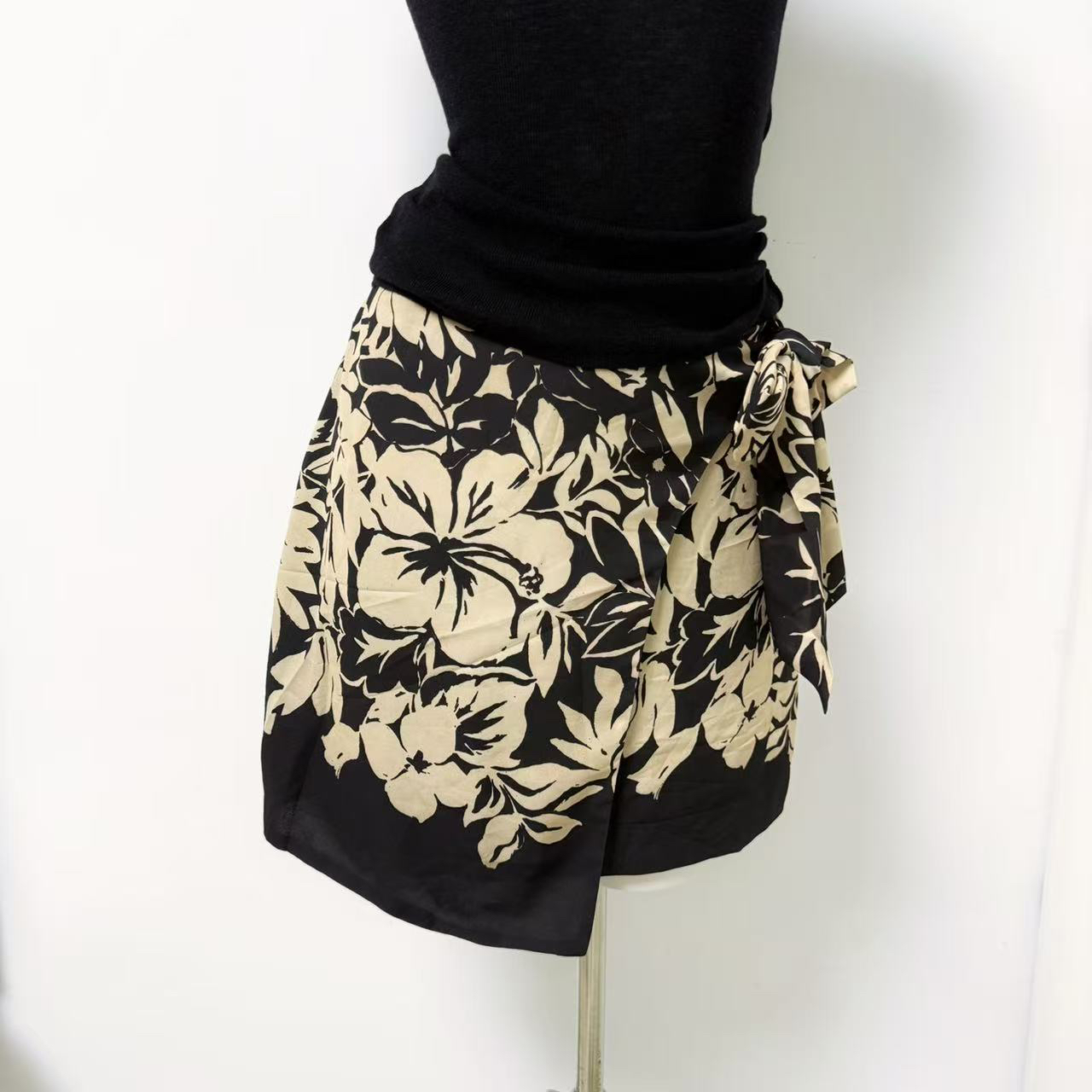 Elegant Black Floral Commuter Set: Summer Smart Top and Skirt - Image 2